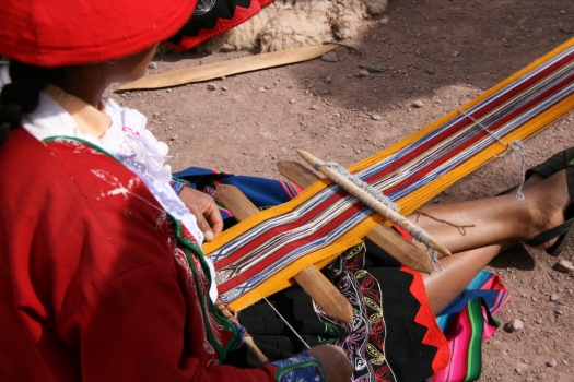 ccaccaccollo_community_woman_weaving.jpg
